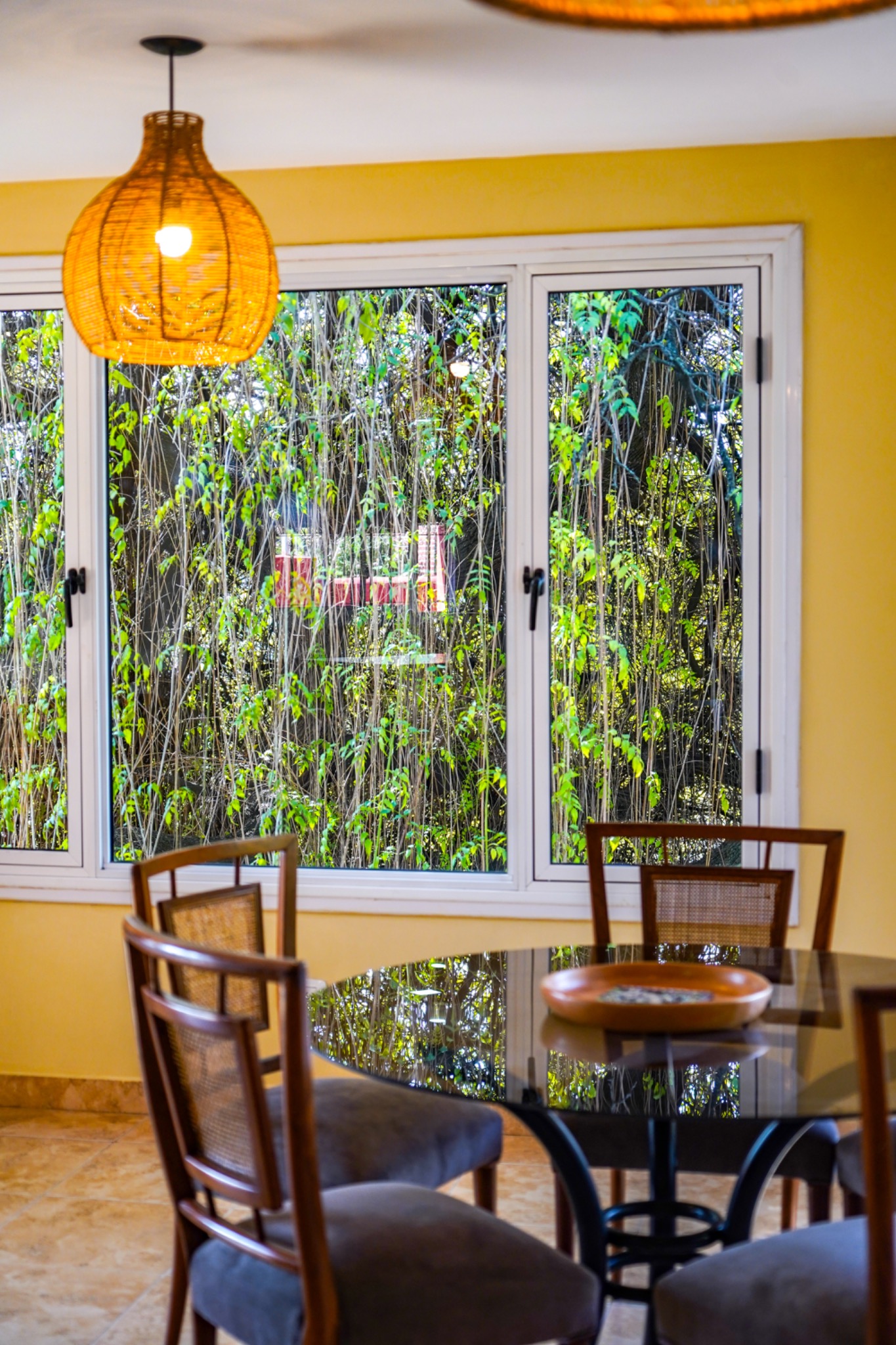 Comedor con vista al jardín