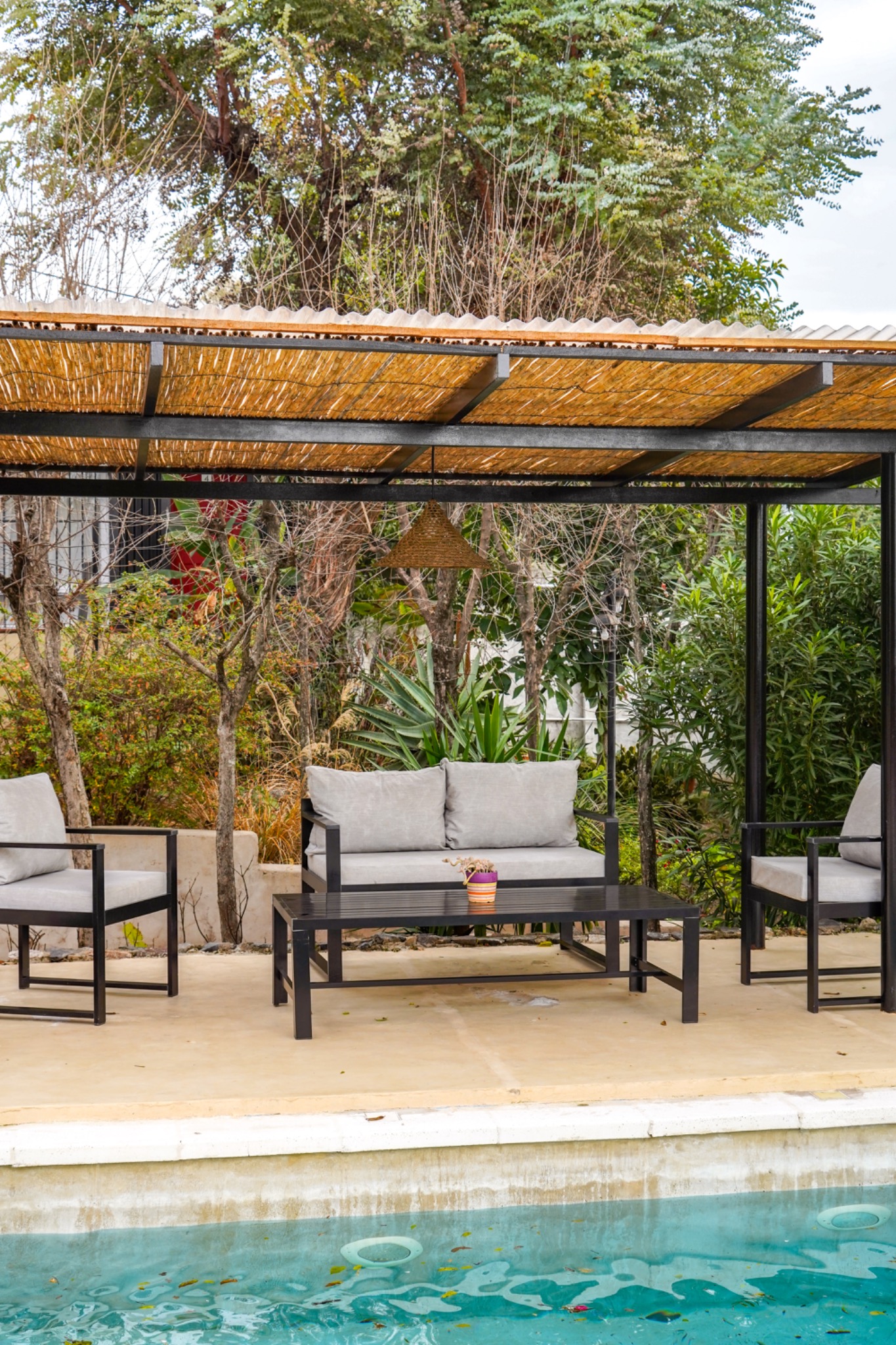 Pérgola junto a la pileta